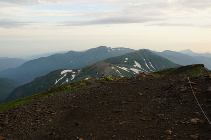 雪倉岳と朝日岳の遠景。