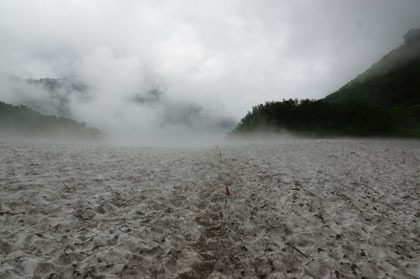 雪渓を幾つか渡ります。