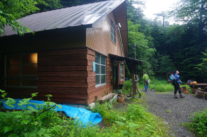 早朝の小屋。