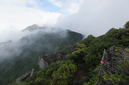 岩尾根に出ると視界が開けます。