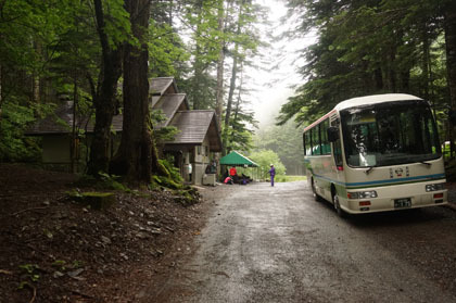 北沢峠。トイレとバス停と長衛小屋があります。バスは広河原行きの最終便です。