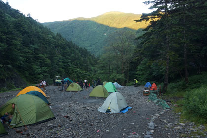 早朝の北沢駒仙小屋のテント場。