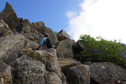 岩場を過ぎると、白い山肌の斜面をトラバースしながら山頂に登ります。
