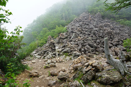 特異な姿の仙水峠。氷河で砕かれた岩が積み重なっていると言われています。