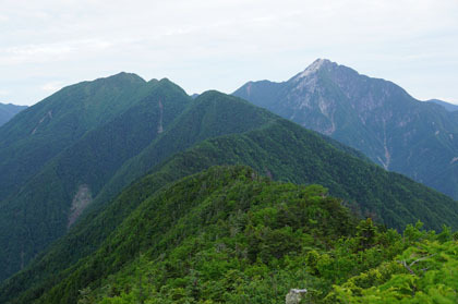 ハイマツ帯に登ると視界が開けます。背後にある甲斐駒ヶ岳。