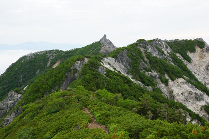 地蔵岳のオベリスクが見えてきました。