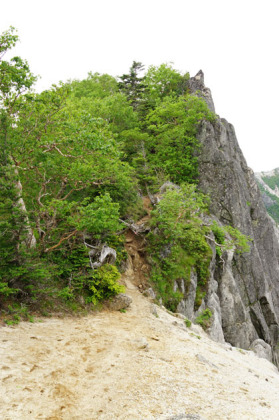 高嶺と地蔵岳の間には、岩場のちょっと悪い箇所があります。