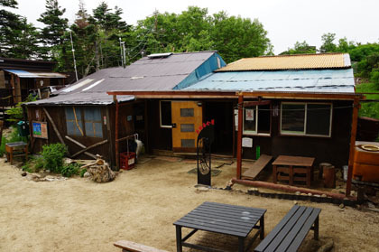 薬師岳小屋。小屋の前後から樹林帯の道になります。