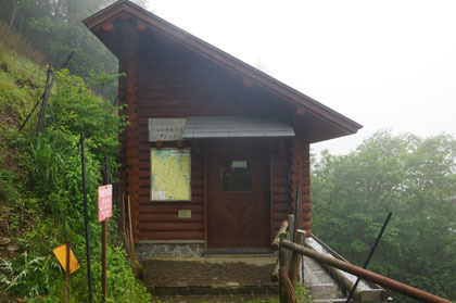 酉谷山避難小屋。小さな小屋ですが土間と板の間があるので、就眠できます。