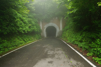 旧道の笹子トンネル。