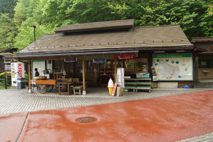 奥多摩周遊道路にある駐車場と茶店。