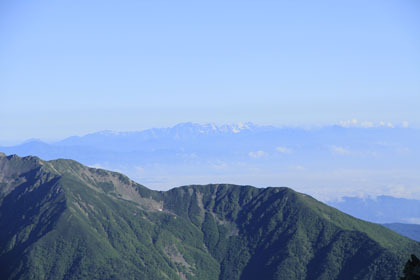 北岳から北アルプスの穂高山脈が見えます。