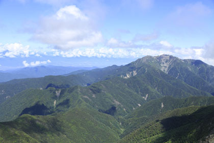 中白根岳から仙丈ヶ岳を見ます。