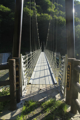 この吊り橋を渡ると歩道は終わり車道歩きとなります。