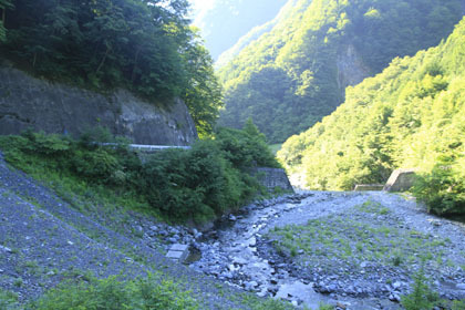 沢に沿った舗装林道を第一発電所まで下ります。