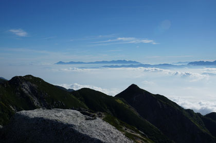 南駒ヶ岳から見た雲に浮かぶ八ヶ岳。