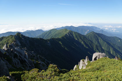 越百岳に連なる稜線。