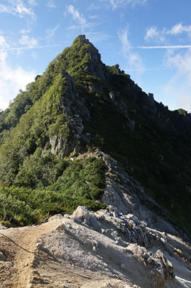 仙崖嶺の登り。山頂の岩場は右に巻いて進みます。