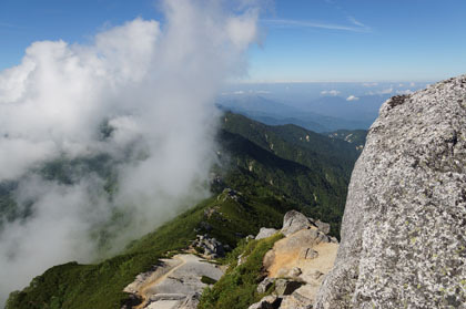 雲に隠れる越百岳。