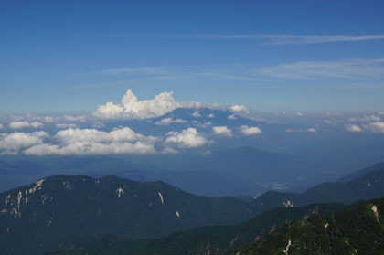 雲に隠れかけている御嶽山。