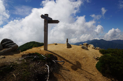 越百岳の山頂。