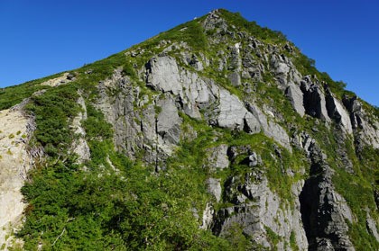 木曽殿越から見上げた東川岳。