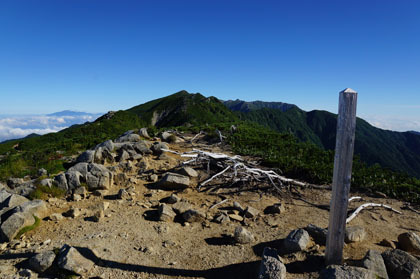 東川岳の山頂から熊沢岳、檜尾岳の稜線を見ます。