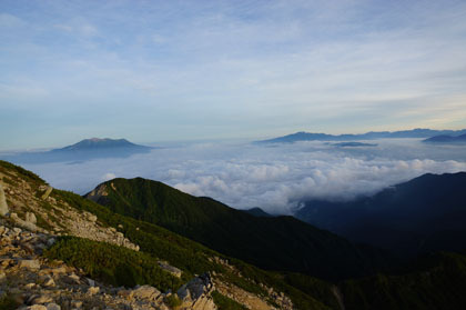 御嶽山（左）と乗鞍岳（右）。乗鞍の右奥に穂高岳から槍ヶ岳の連嶺が見えます。