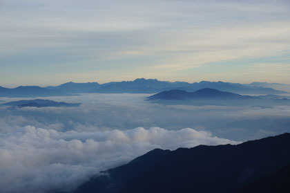 穂高連峰。中央に槍ヶ岳が天を指しています。