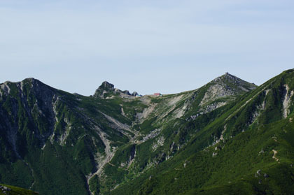 将棋頭山の山頂からみた宝剣岳（左）と中岳（右）。