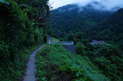 鴨沢の車道に抜けます。