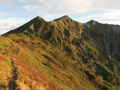 朝日を浴びる鹿島槍ヶ岳。