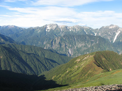 山頂の西の景観。中央が立山、右に剣岳の山頂が見えます。左は薬師岳に連なる稜線。