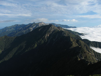 山頂の北の景観。手前から唐松岳、五竜岳、白馬岳、雪倉岳。