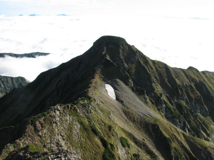 山頂の東にには鹿島槍ヶ岳北峰が見えます。