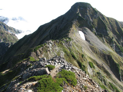 を南峰から北峰に向かって下ります。