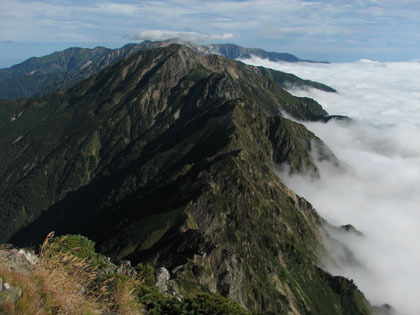 北峰から見た唐松岳と八峰キレット。東から雲海が押し寄せてきています。