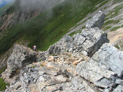 岩場を登る登山者。