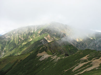 霧にかすむ唐松岳。