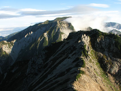 山頂から見た不帰キレットと白馬連峰。