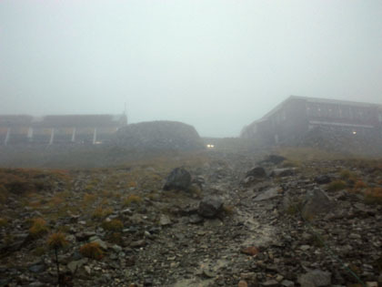 雨と霧でかすむ白馬山荘。