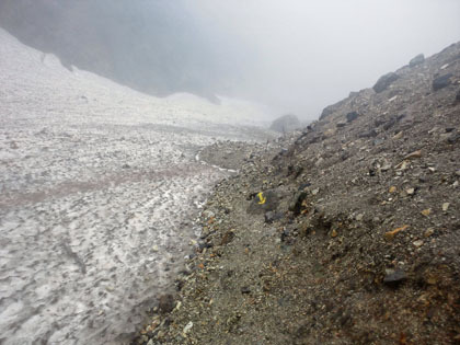 大雪渓の尻の方は、右側の斜面を大きく巻いていた。