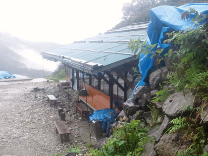 白馬尻小屋。雨風を防いで休憩を取れたのでほっとした場所。