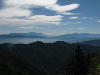 大滝山から見た、八ヶ岳（左）、富士山（中）、南アルプス（右）。