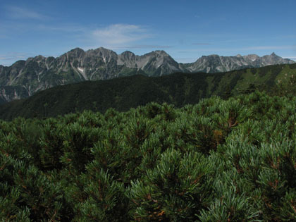 大滝山から見た穂高連峰と槍ヶ岳。中央の落ち込みが大キレット。