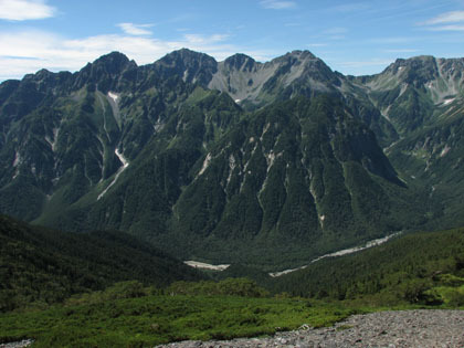 蝶ヶ岳から見た奥穂高岳。右の落ち込みが白出のコル。