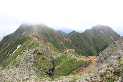 横岳から振り返って、赤岳を見たところ。右が阿弥陀岳。