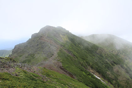 横岳から奥の硫黄岳を見たところ。