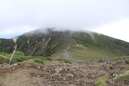 横岳と硫黄岳の鞍部の大ダルミ。