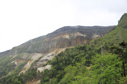 夏沢峠から見上げた、硫黄岳の火口壁。